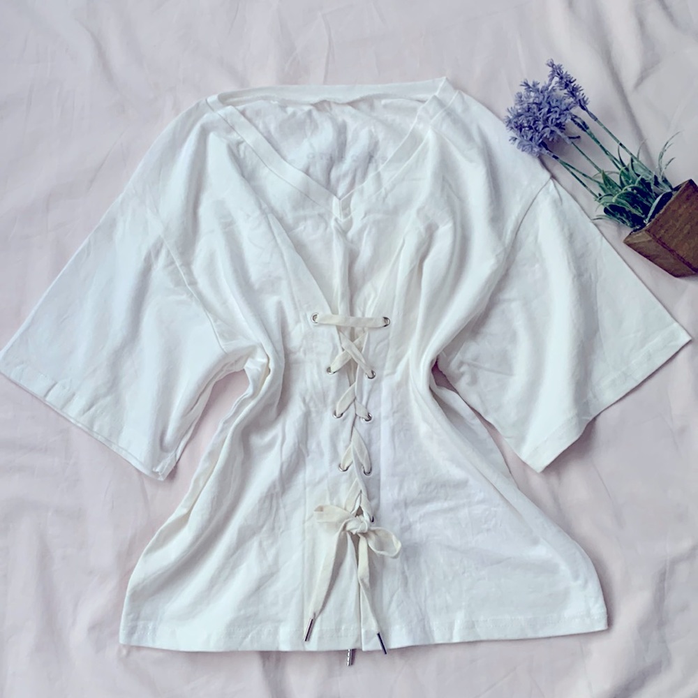 NWOT 🇰🇷 Unique T-shirt with shoe lace detail, size XS, white